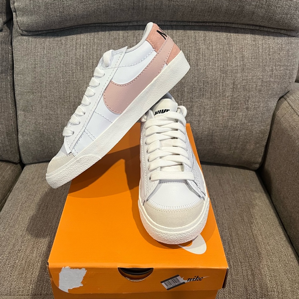 NEW NIKE WOMEN'S BLAZER LOW '77 JUMBO - WHITE/PINK